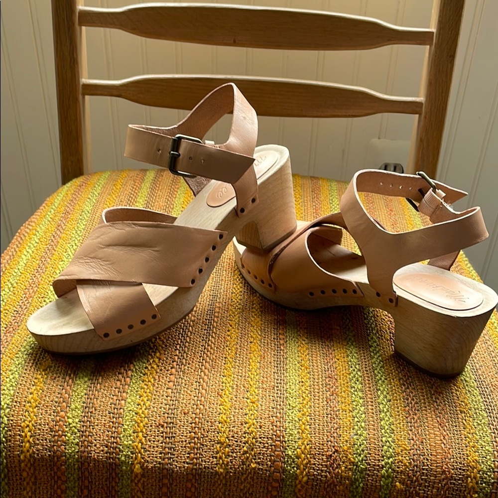 Madewell The Johanna Crisscross Clog Sandal in Leather Wooden Brown Heels